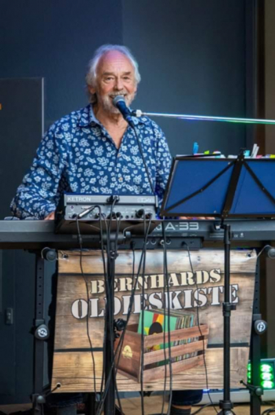 Bernhard Schieß in der Tennisclubweinlaube mit Oldies und Flower Power!